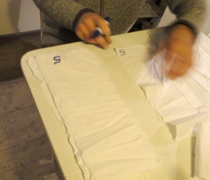blaudruck-beginn-fetzerl-schneiden-martinhandDSC04346